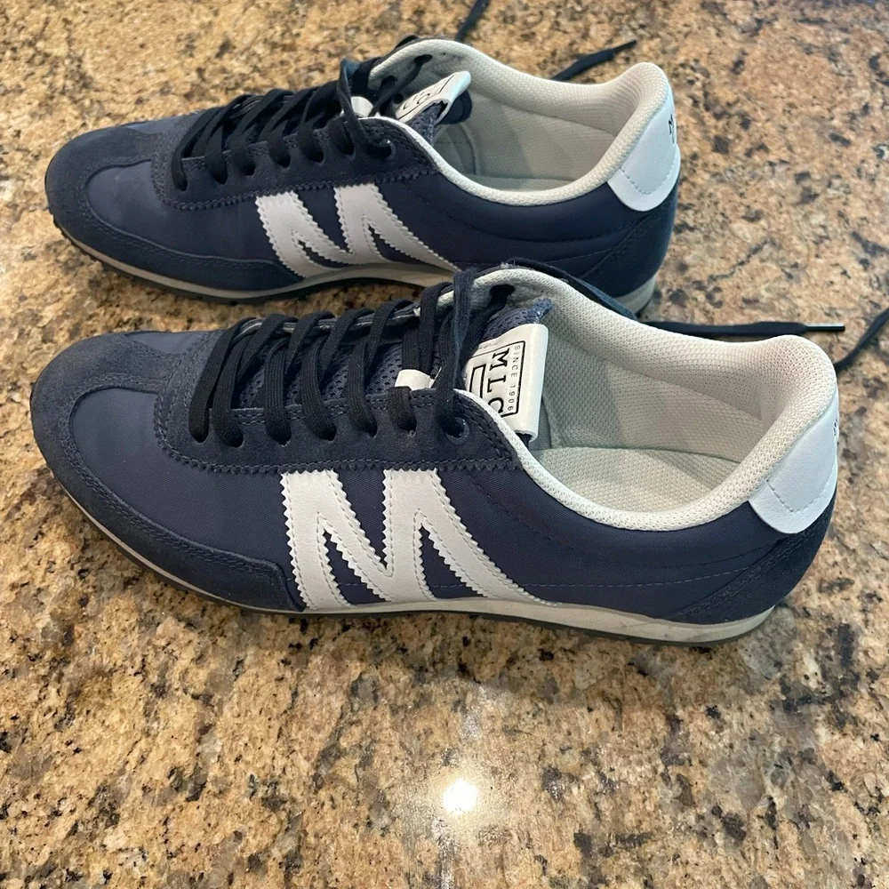 Men's Navy and White Sneakers. Hard to find Mizuno! - Picture 3 of 11